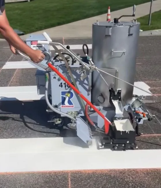 Máquina aplicadora de pintura termoplástica sobre remolque
