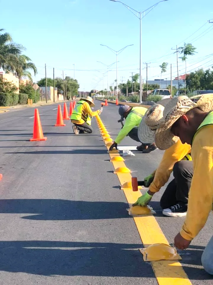 Boyas metálicas y vialetas para delimitación de carriles en avenidas