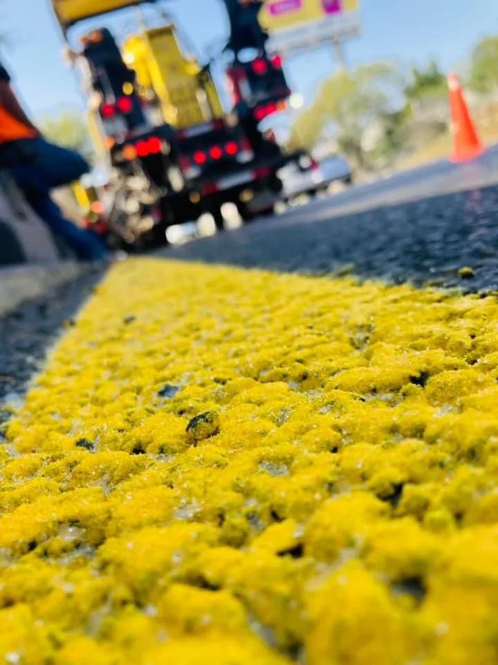Aplicación de pintura de tráfico base agua en guarniciones amarillas