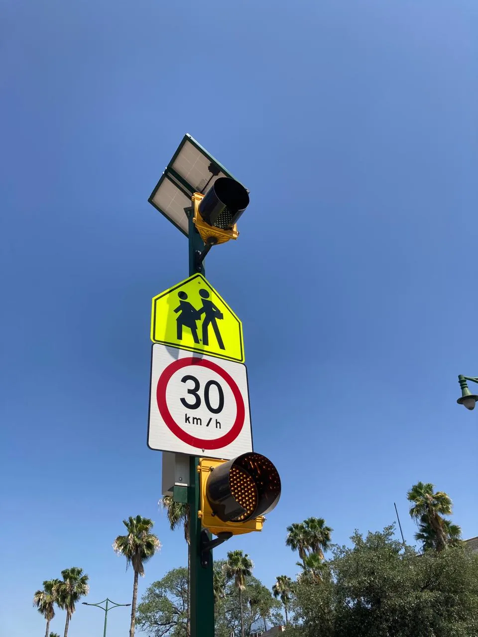 Señales preventivas escolares con tecnología destellante digital