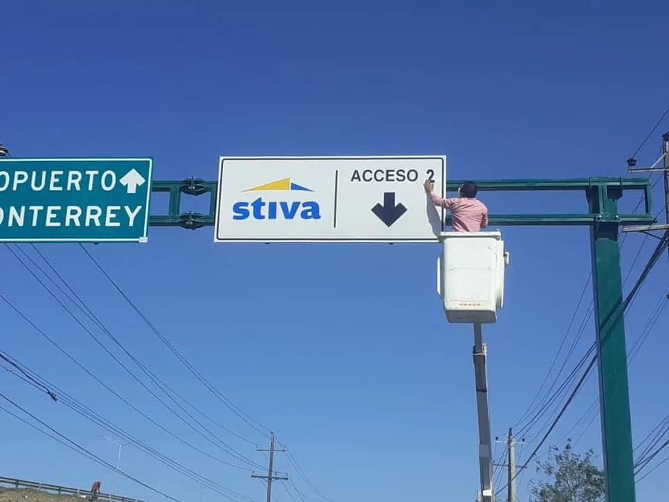 Señalamiento vertical elevado con lámina retroreflectiva 3M