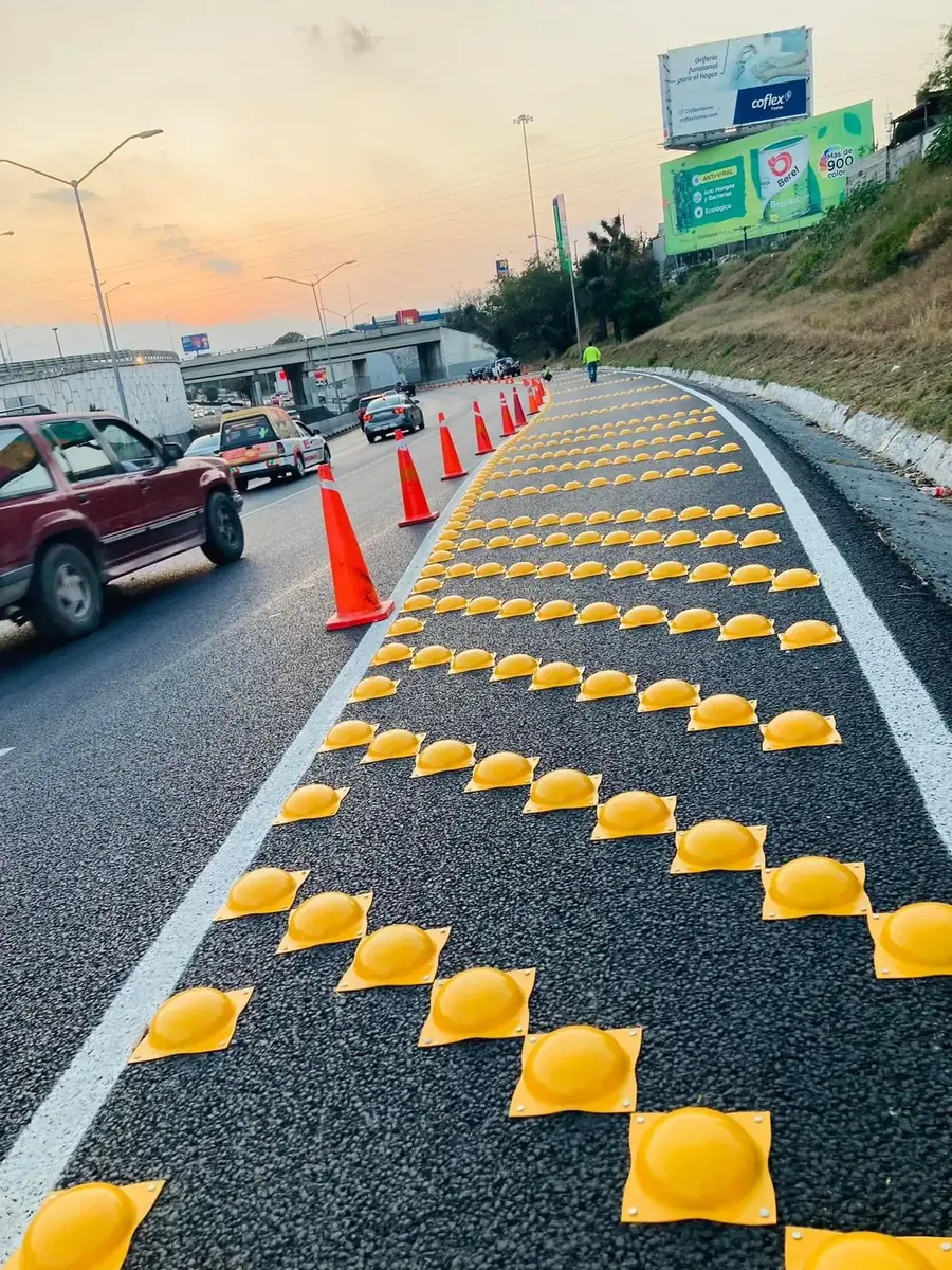 Instalación de boyas amarillas en carretera al atardecer — Monterrey N.L.
