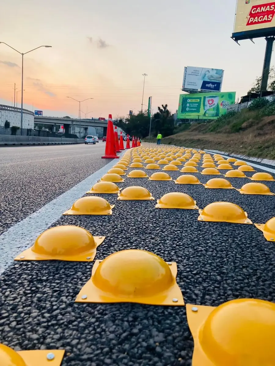 Confinamiento vial con boyas amarillas en carretera — vista horizontal