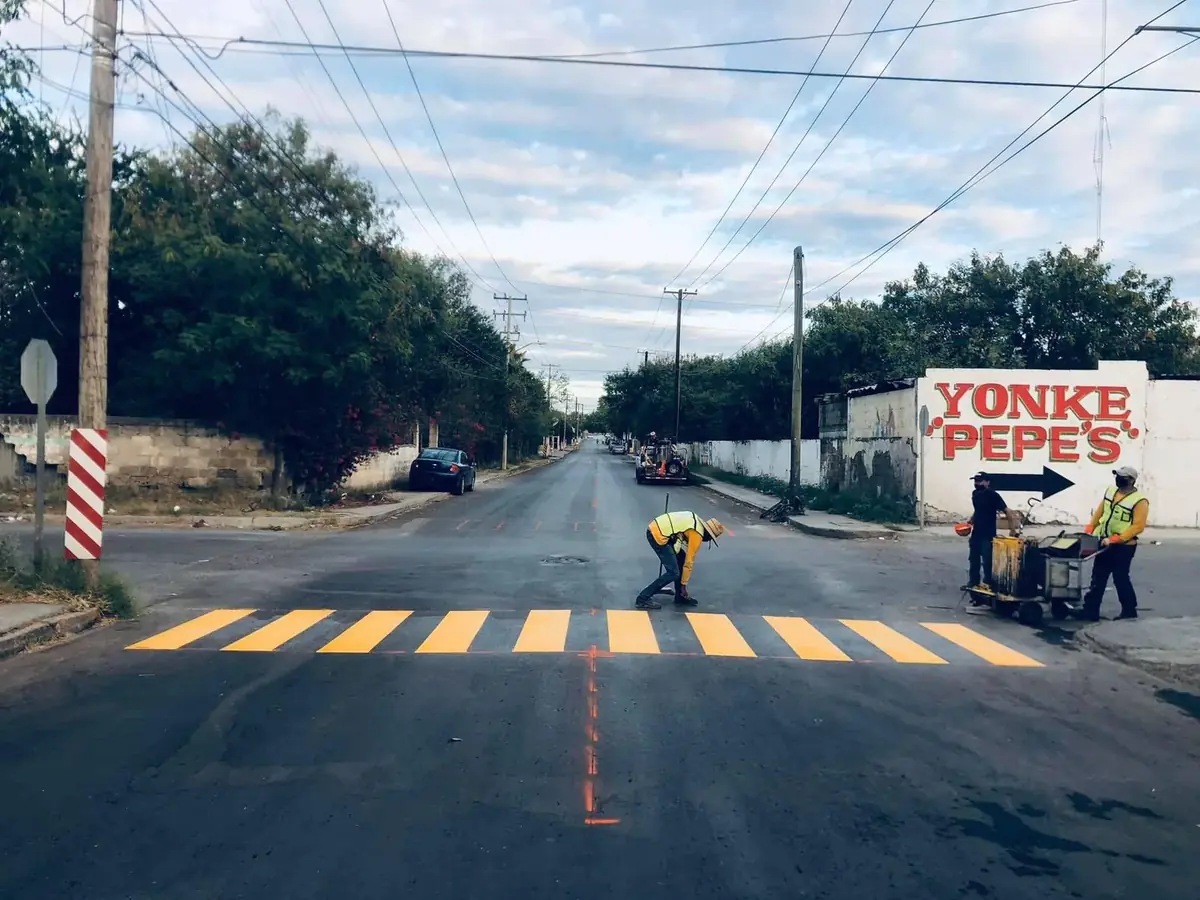 Equipo TEPATE aplicando señalamiento horizontal en cruce peatonal