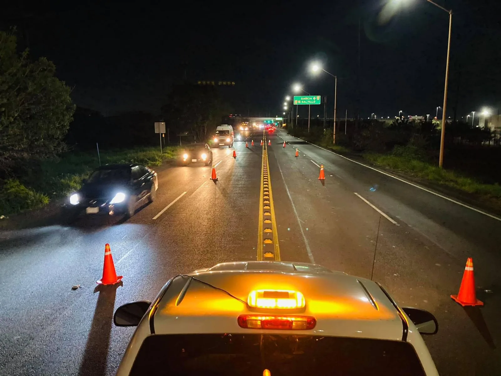 Operación nocturna de señalamiento vial en carretera — cuadrilla TEPATE