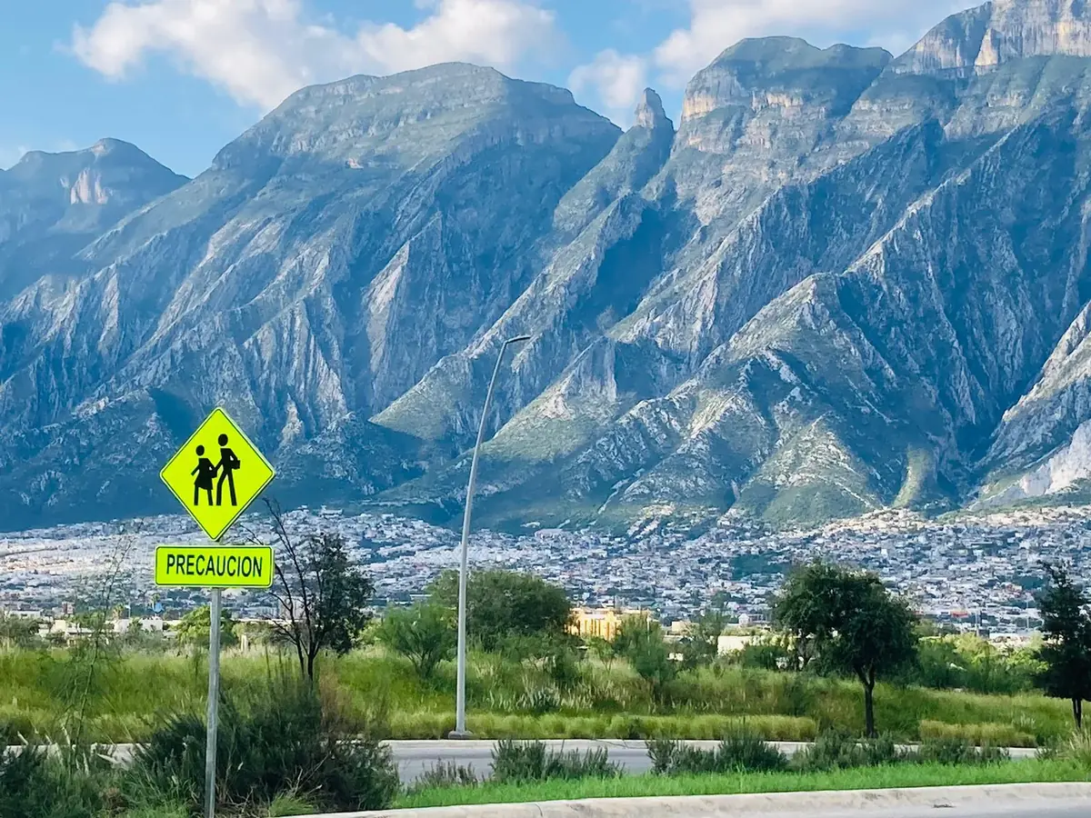 Señal preventiva escolar con Sierra de las Mitras al fondo, Monterrey N.L.