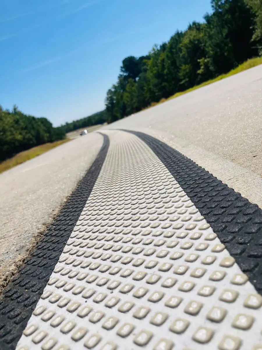 Detalle macro de textura de pintura termoplástica aplicada en carretera